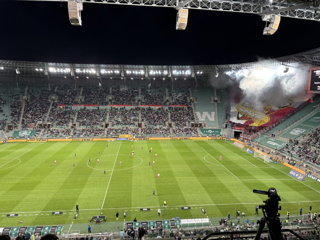 Śląsk Wrocław zamknął sobotnie ligowe zmagania w gorącym kibicowskim spotkaniu