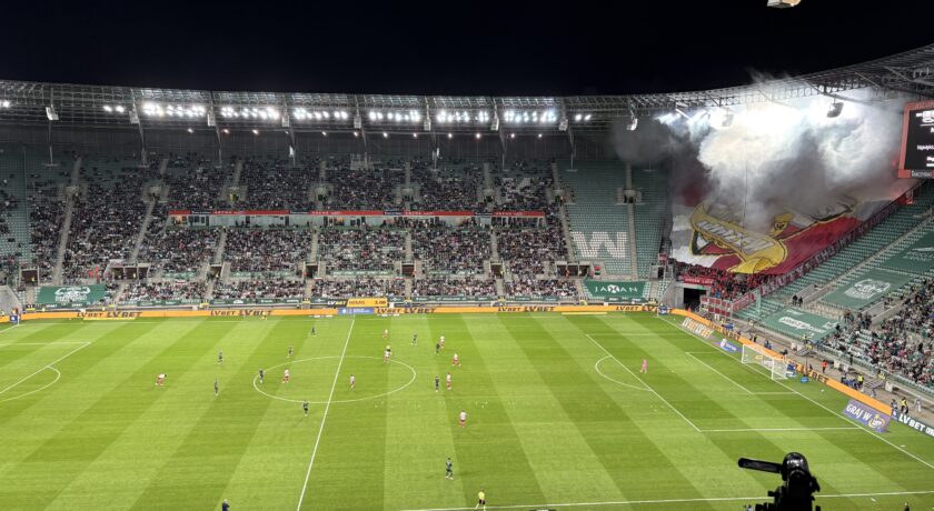 Śląsk Wrocław zamknął sobotnie ligowe zmagania w gorącym kibicowskim spotkaniu