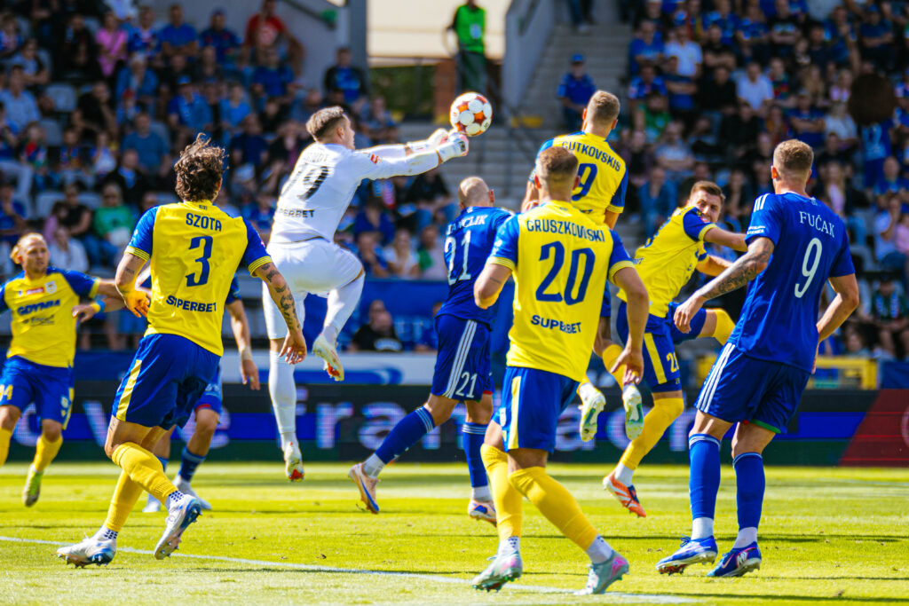 Arka Gdynia na rynku i na boisku – podsumowanie transferów i startu sezonu „Żółto-Niebieskich”