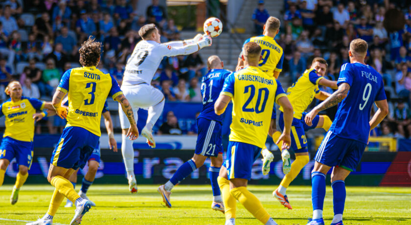 Arka Gdynia na rynku i na boisku – podsumowanie transferów i startu sezonu „Żółto-niebieskich”