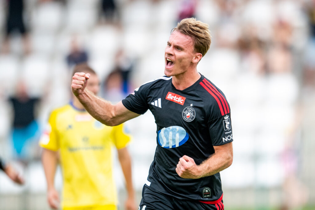 Ernest Terpiłowski cieszący się z gola na 2:1 w meczu z Unią Skierniewice. Fot. Arena Akcji Ernest Terpiłowski