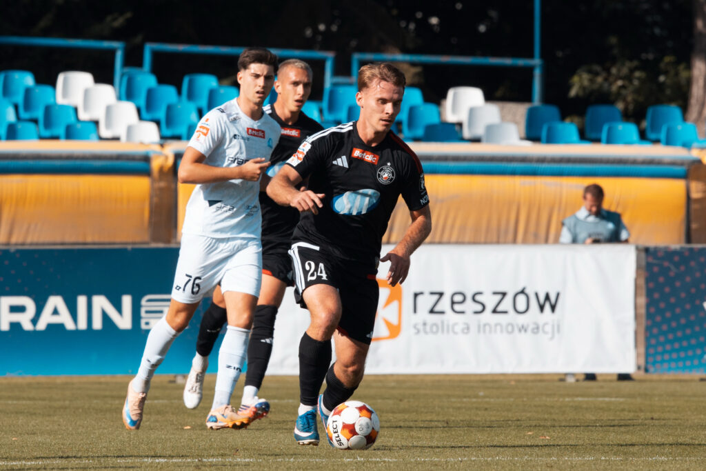 Ernest Terpiłowski w meczu ze Stalą Rzeszów. Fot. Antoni Byszewski / Arena Akcji Ernest Terpiłowski