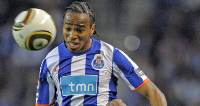 Alvaro Pereira blisko Napoli