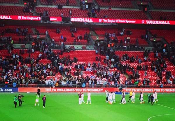 Anglia wygrywa przed wylotem