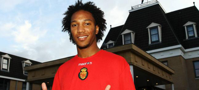 De Guzman i Flores w Swansea