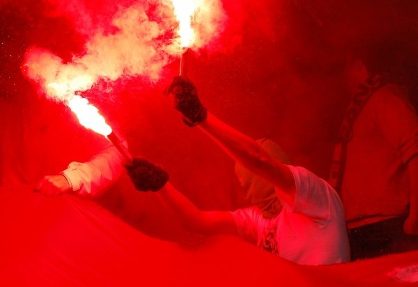 Pirotechnika – objaw fanatyzmu czy przestępstwo?