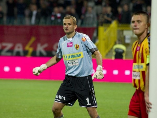 Korona przedłuża umowy