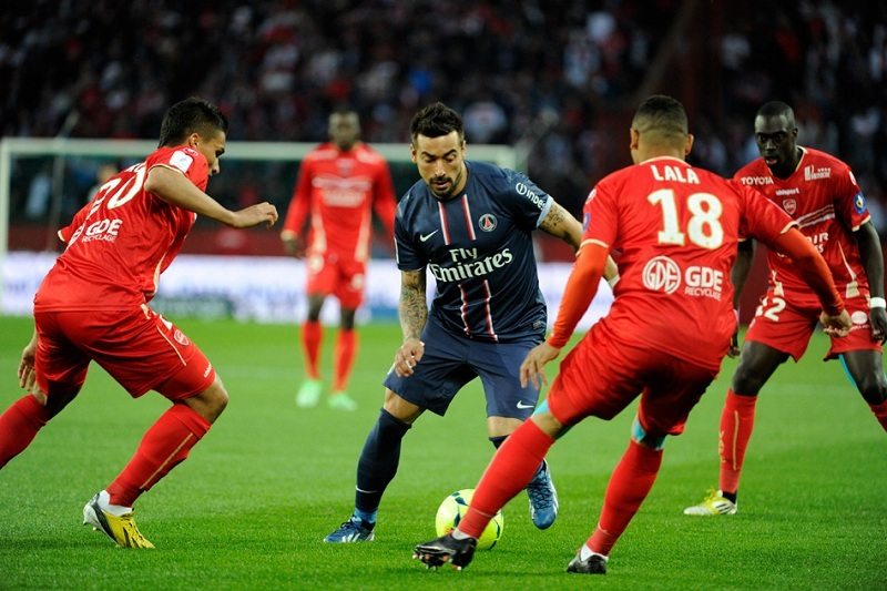 Feta w Paryżu przełożona!