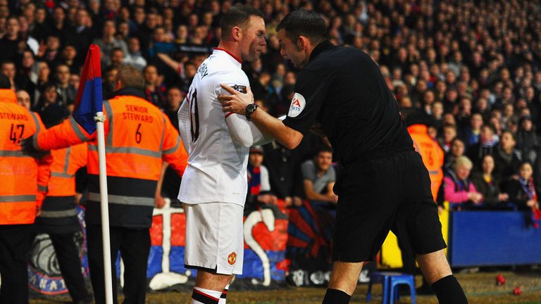 Będzie dochodzenie w sprawie obrzucenia Rooney’a monetami